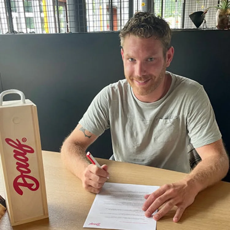 Tim tekent zijn contract