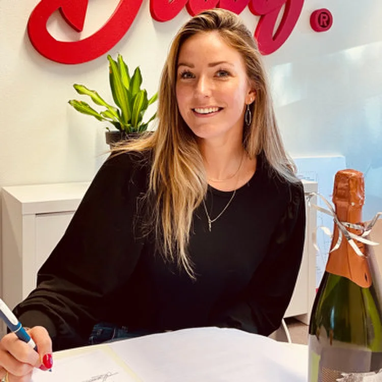 Kim tekent haar contract